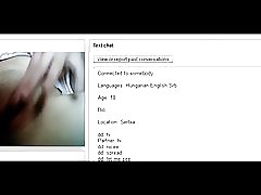Chatroulette でセルビアの女の子の猫を再生します。