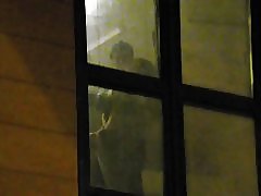 近所の人を見ている男の子