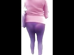 見つかる熟女の素敵なお尻を参照してください。