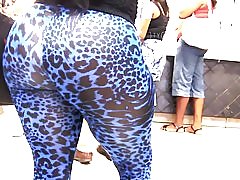 デザイナーのレギンスで Omg 巨大なラティーナお尻