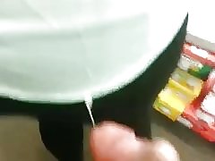 ザーメンの女の子 (彼女は手で精子をタッチ)