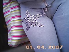 灰色のズボンとラクダ