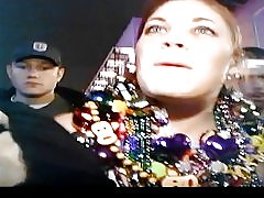 2 人の友人は、巨大なおっぱいを赤い頭の猫を点滅