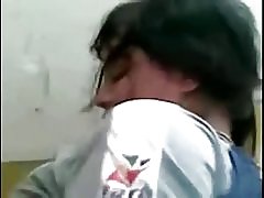 若いカップルが教室でクソ